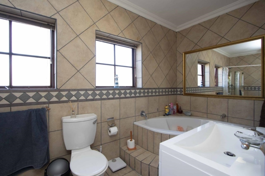 To Let 5 Bedroom Property for Rent in Parklands Western Cape